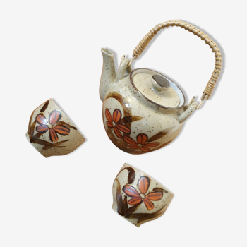 Teapot and cups