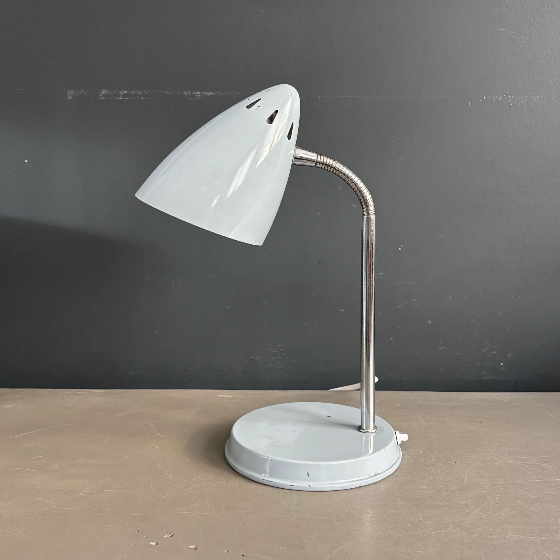 Vintage desk lamp Kompernass adjustable in pearl grey lacquered metal.