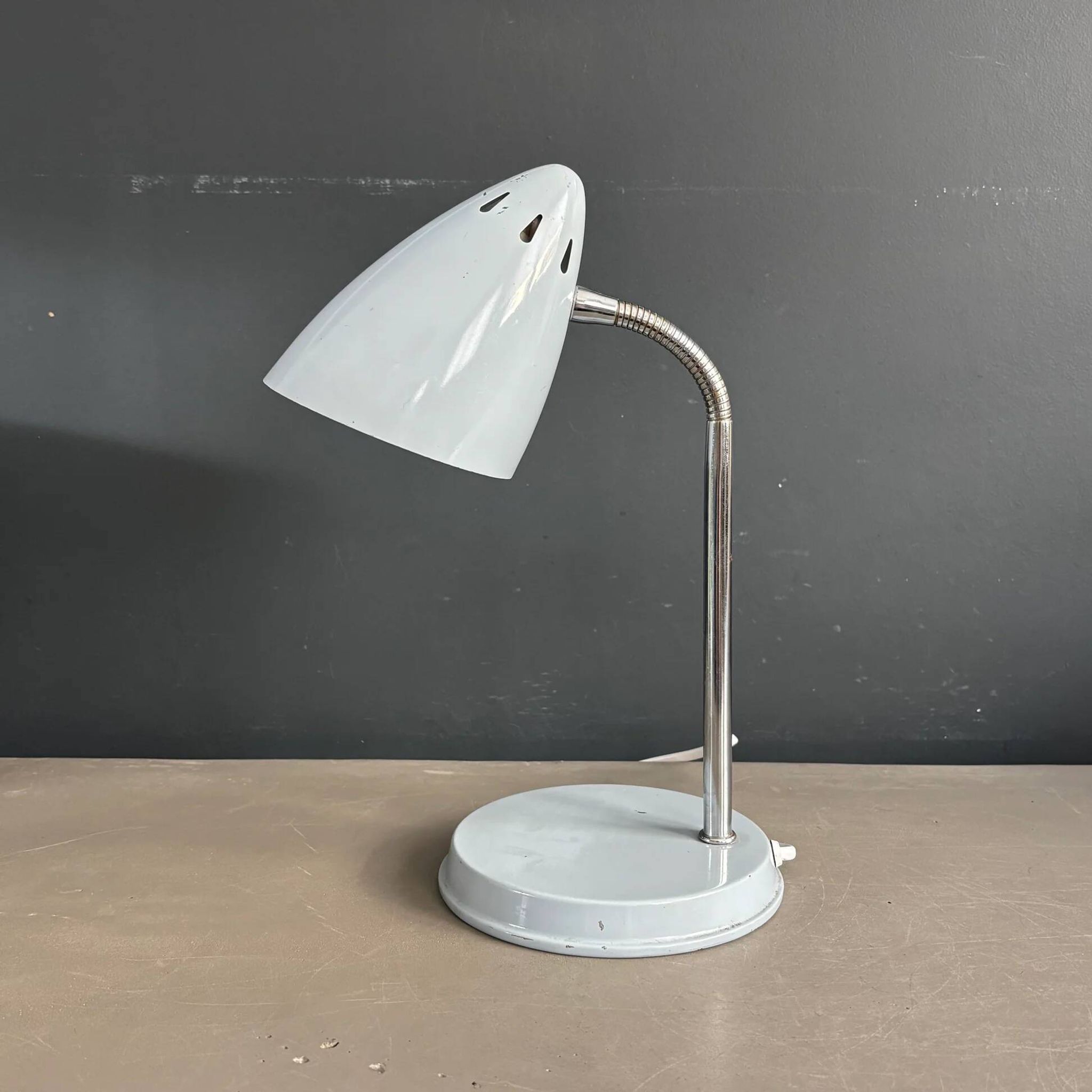 Vintage desk lamp Kompernass adjustable in pearl grey lacquered metal.