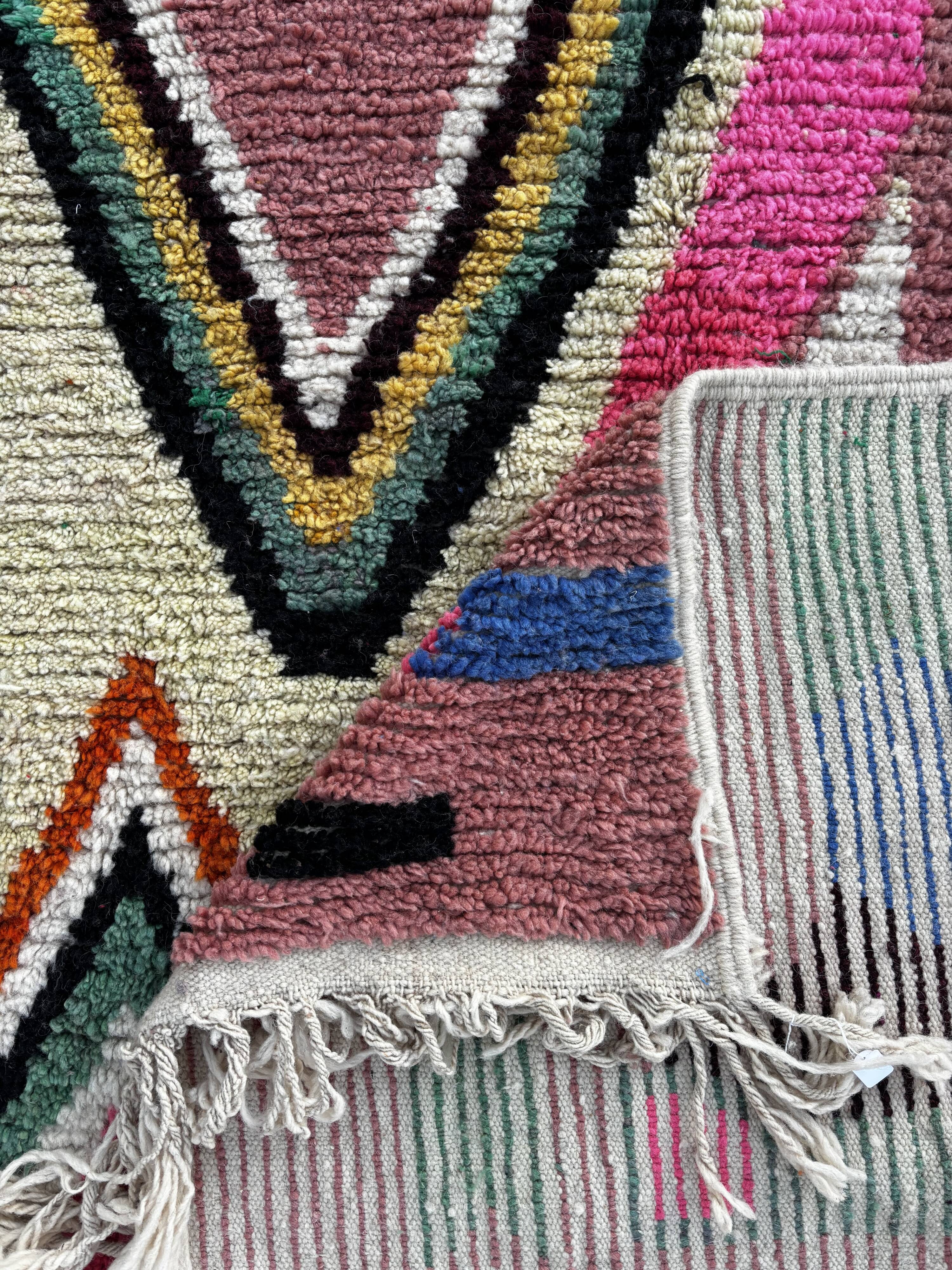 Berber Boujad rug in wool – A graphic and colourful piece