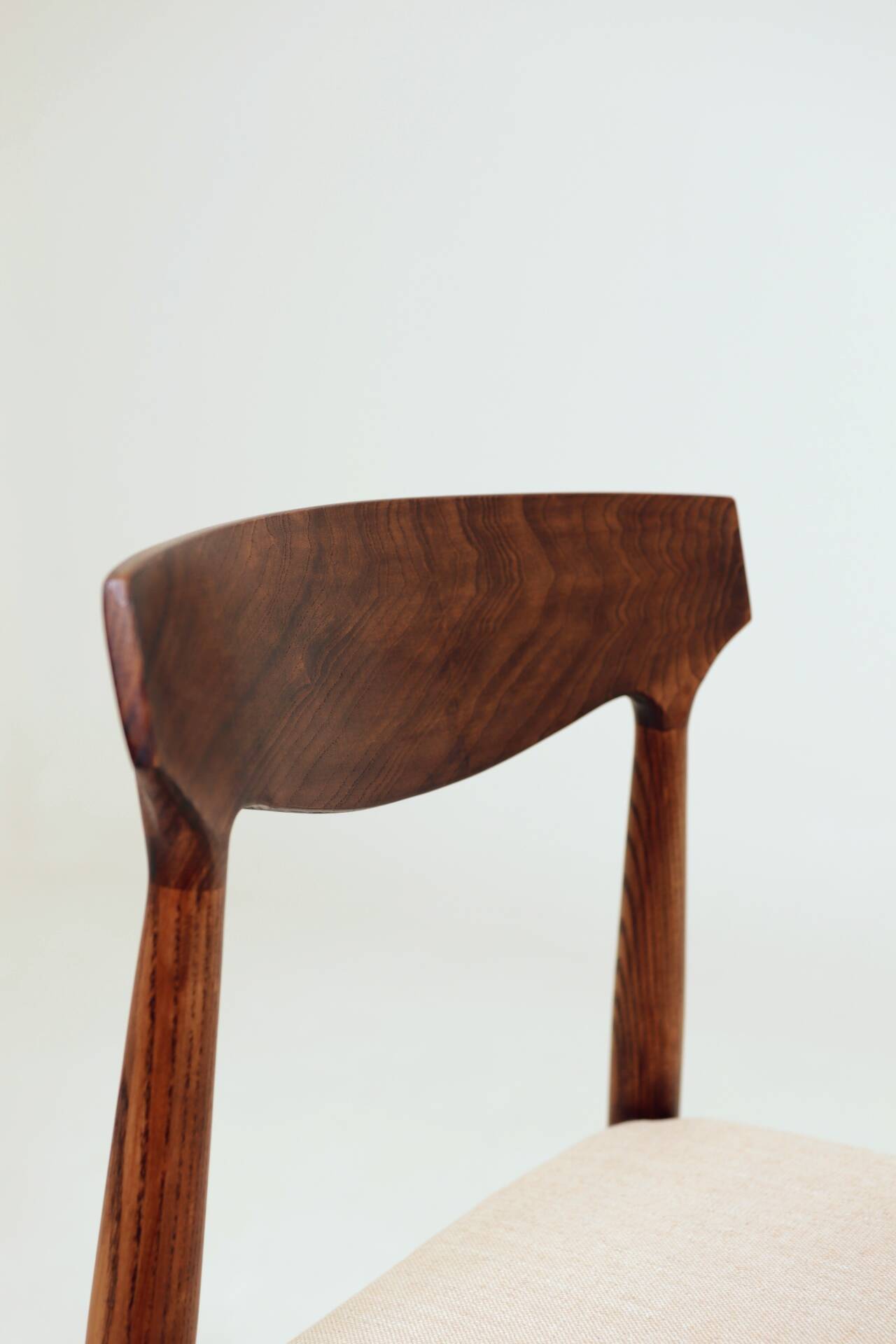 Set of two dining chairs in Scandinavian design.