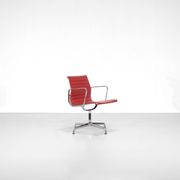 Fauteuil " EA 108 " en cuir rouge, conçu par Charles Ray Eames pour Vitra,