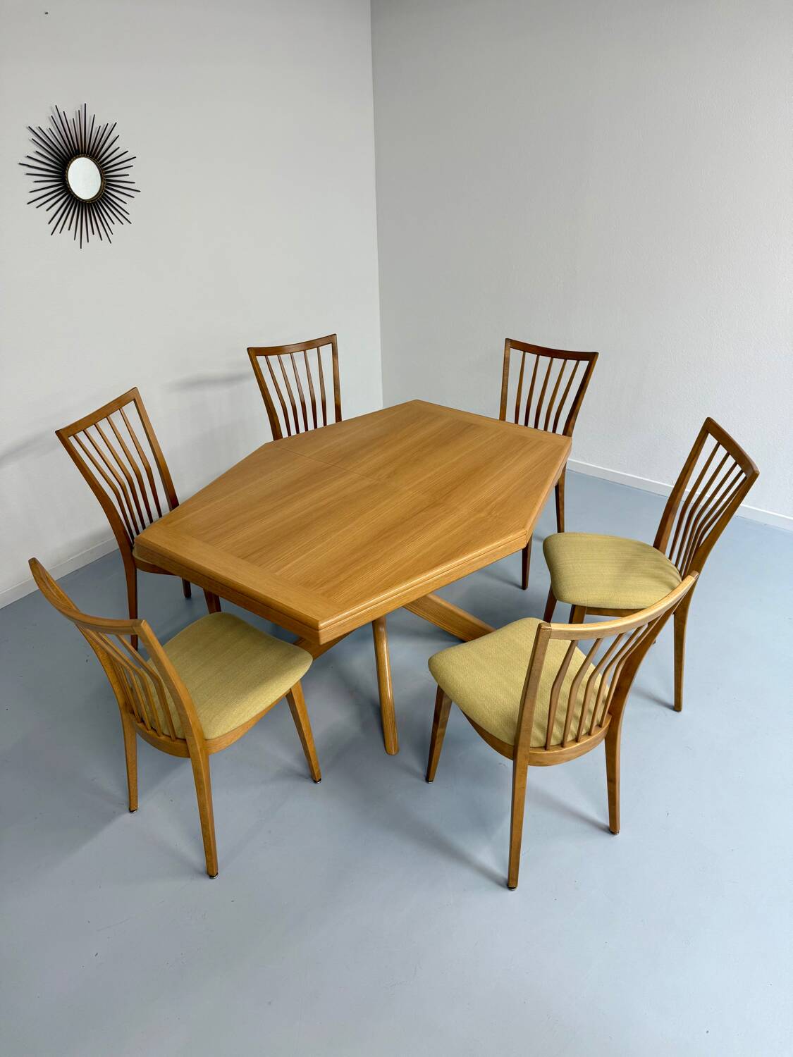 Ancienne table en bois massif octogonal a rallonge design Girsberger