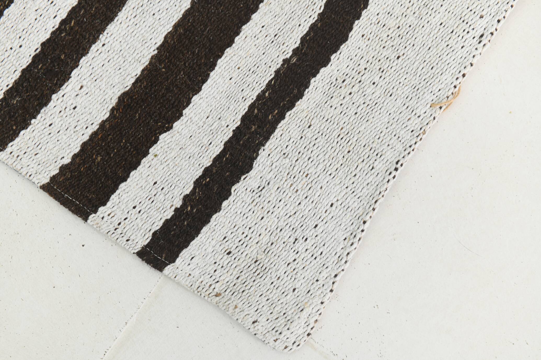 Tapis Kilim moderne rayé blanc et marron foncé