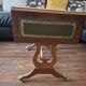 Table d'appoint Regency en acajou et cuir vert - Bevan Funnell