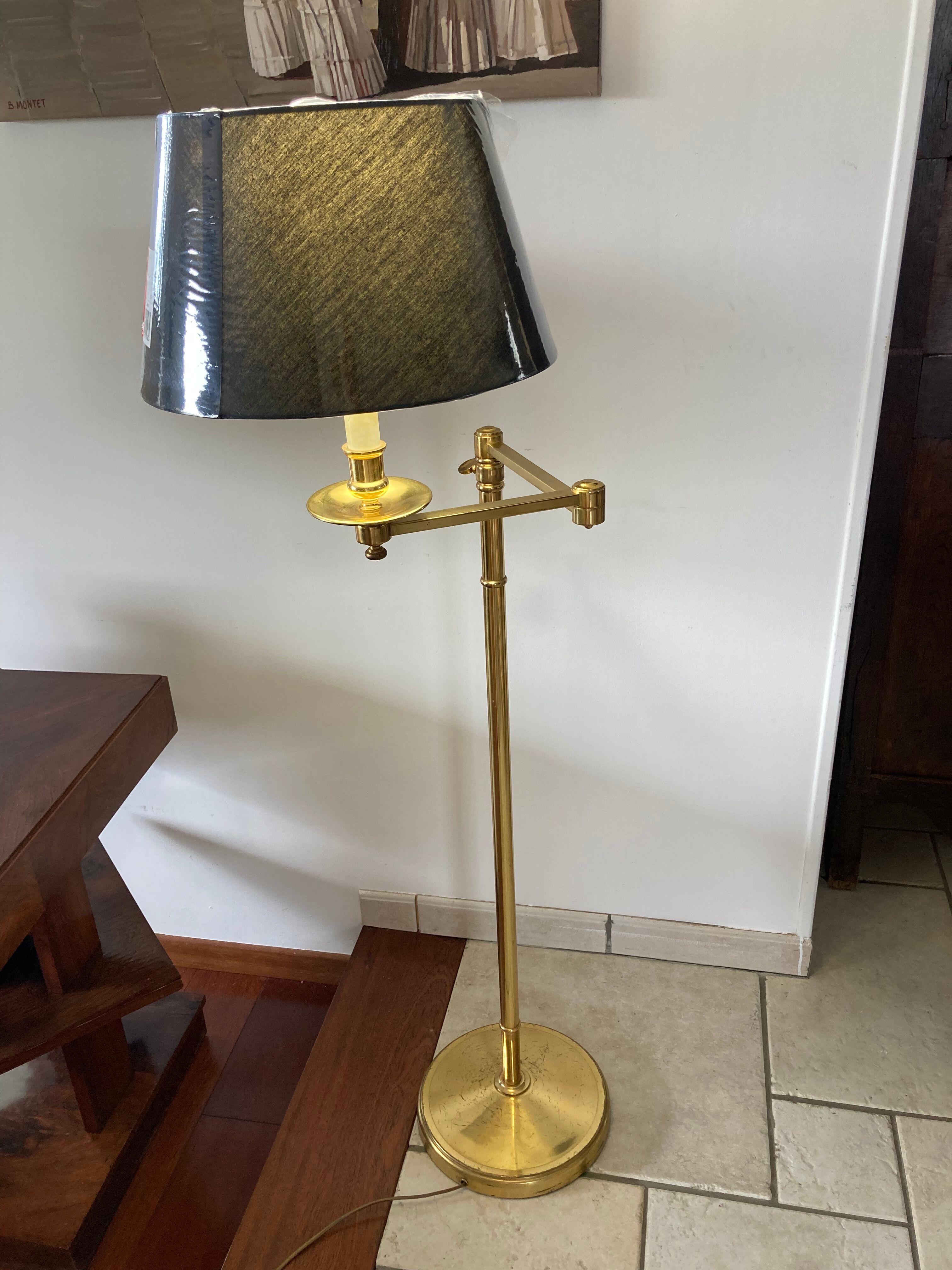 Floor lamp reader with articulated arm