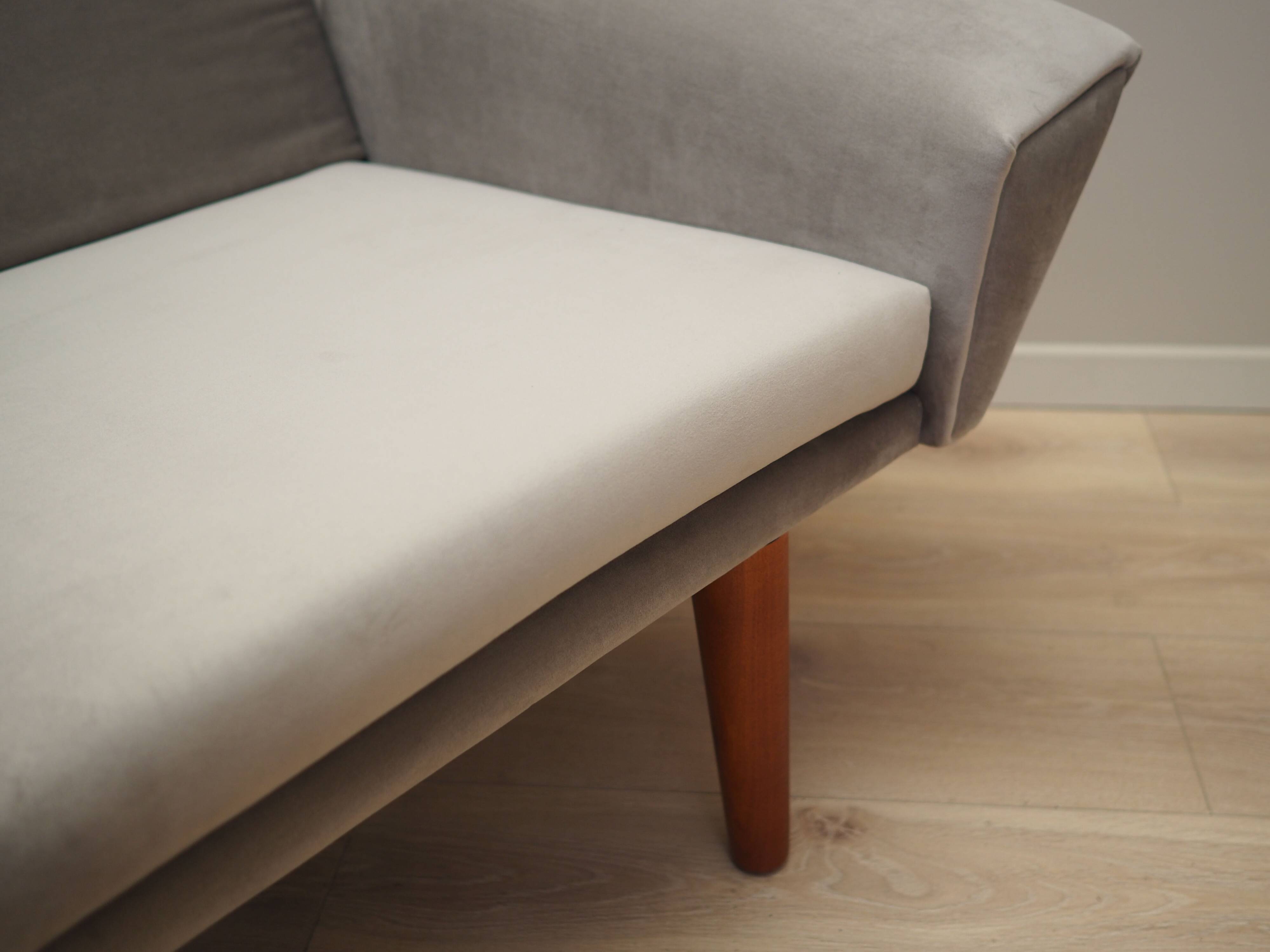 Canapé en velours gris, design danois, années 1980, production : Danemark