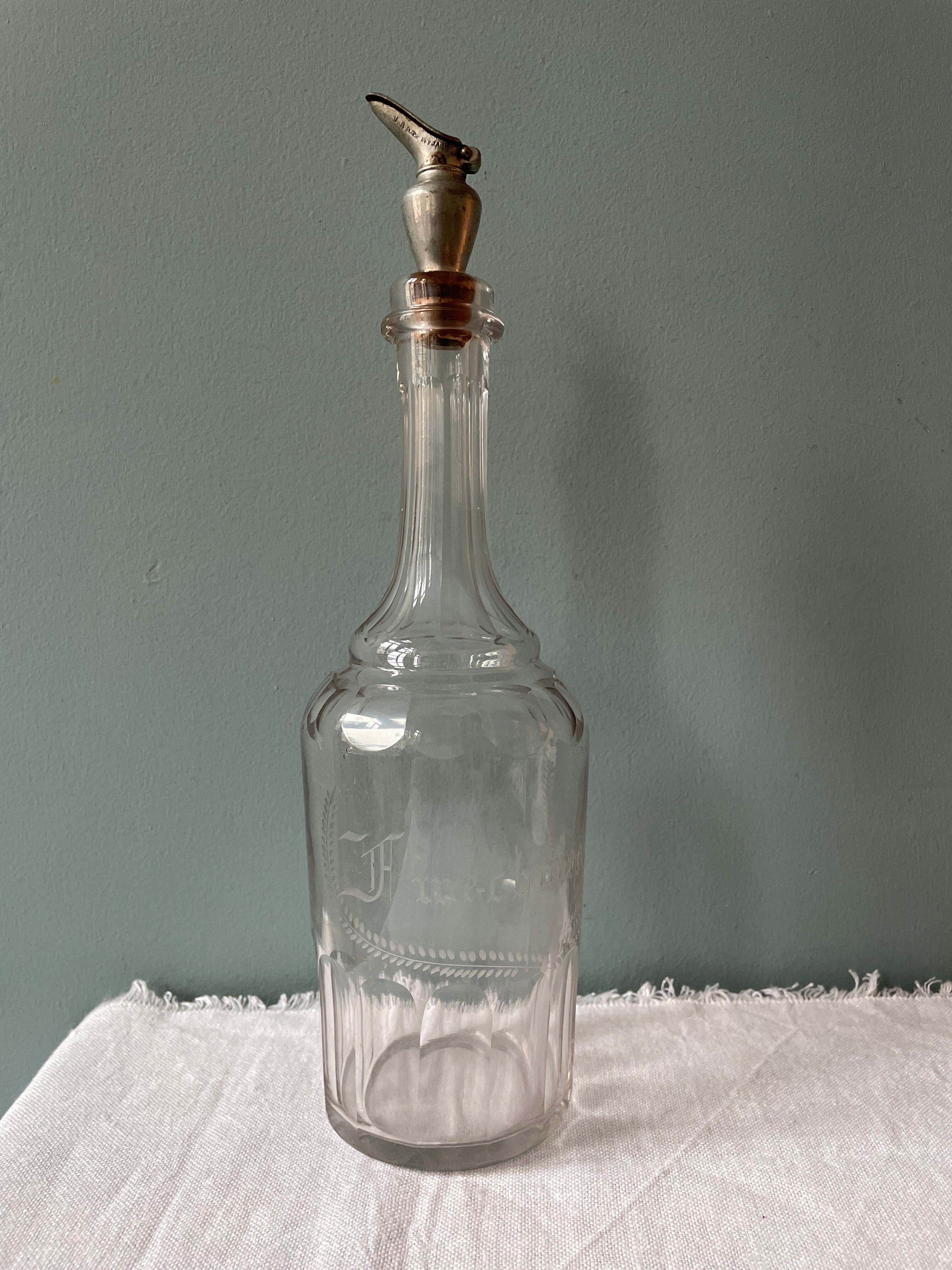 Old decanter nineteenth "Fine-Champagne" in blown glass