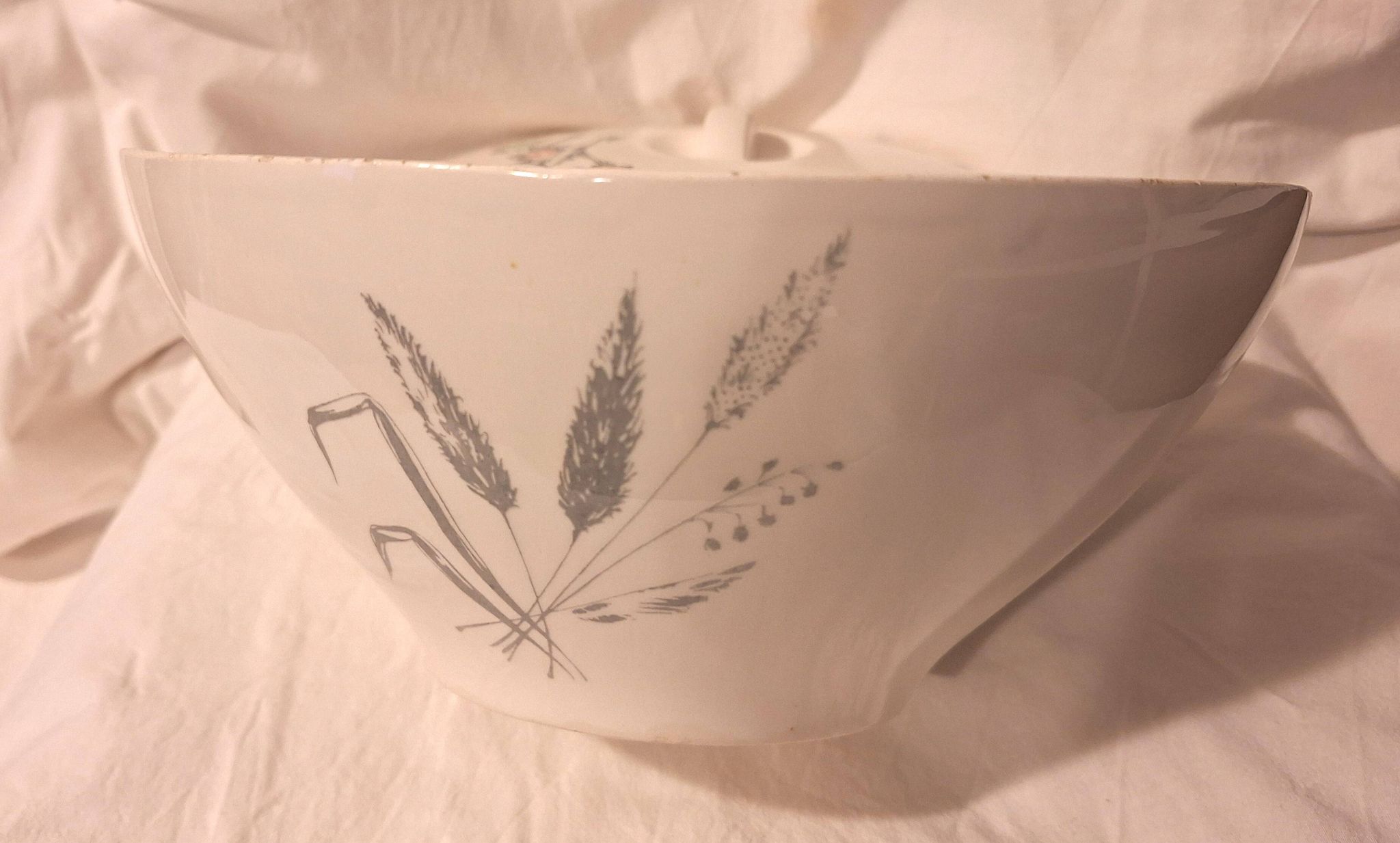 Soupière en porcelaine de Gien