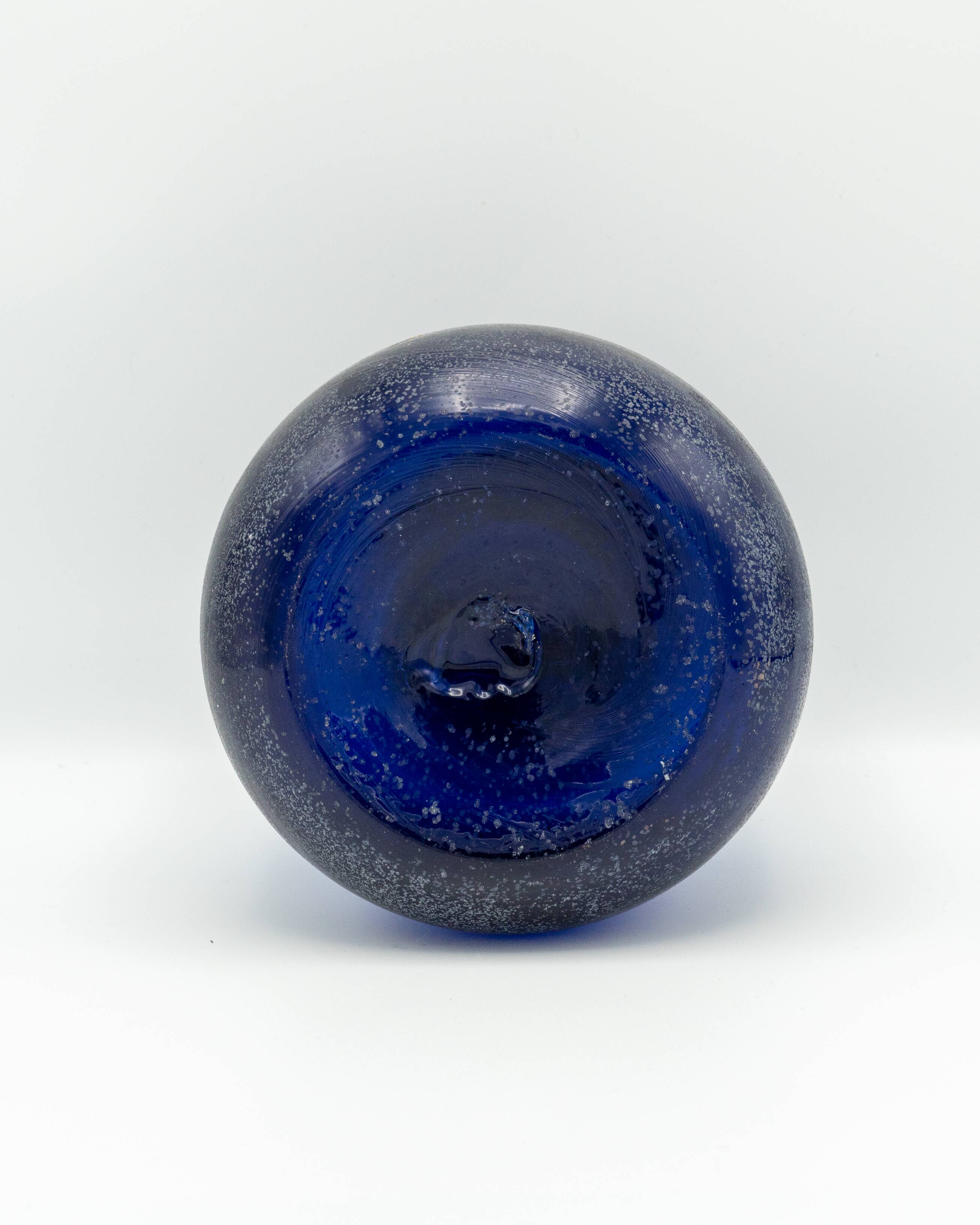 Vase en verre Scavo Murano Seguso bleu cobalt, soufflé à la main, années 1980, finition brutaliste.