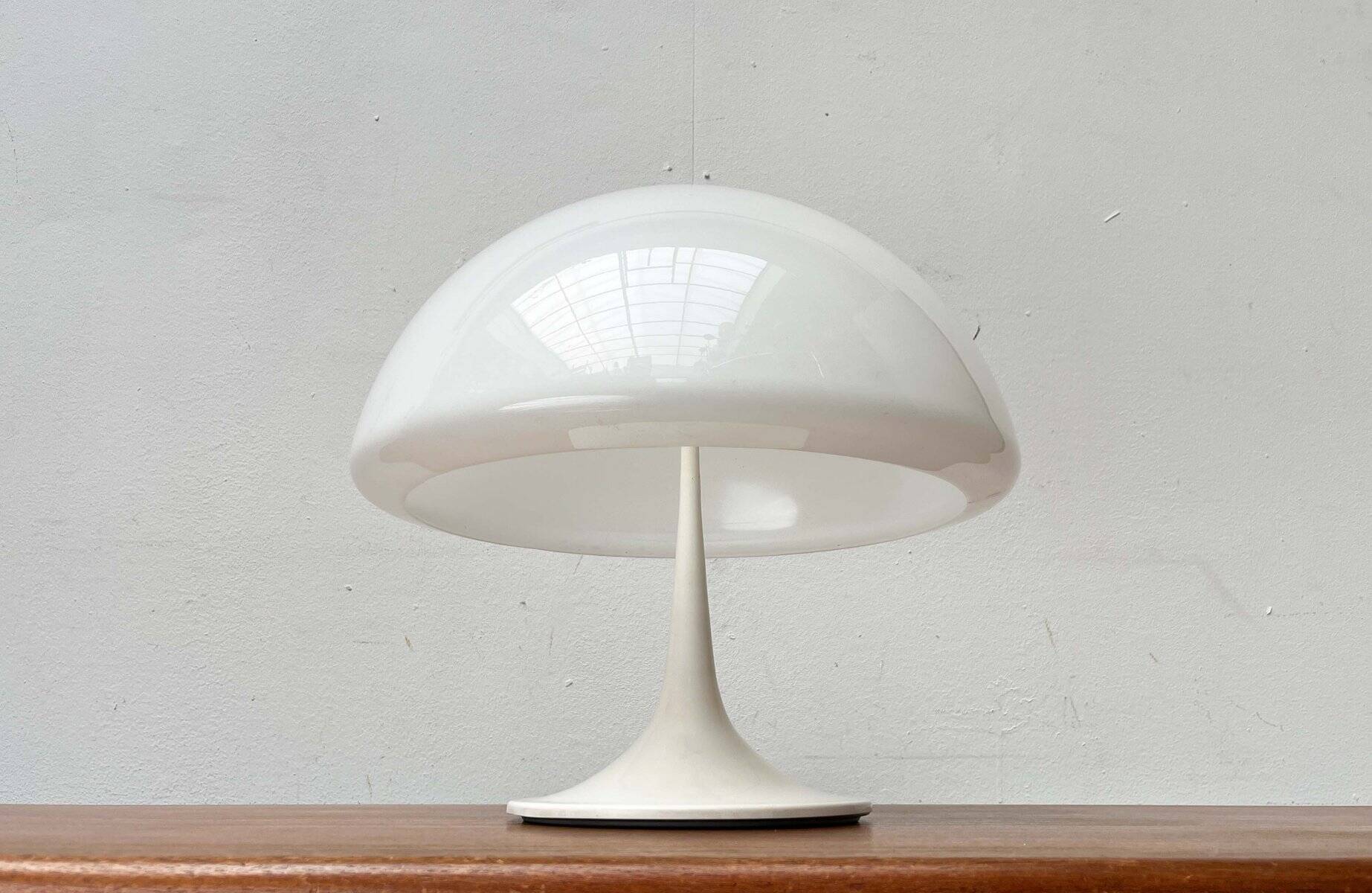 Lampe de table italienne de style mid-century moderne de l'ère spatiale par Luigi Massoni pour Guzzini, années 1960.