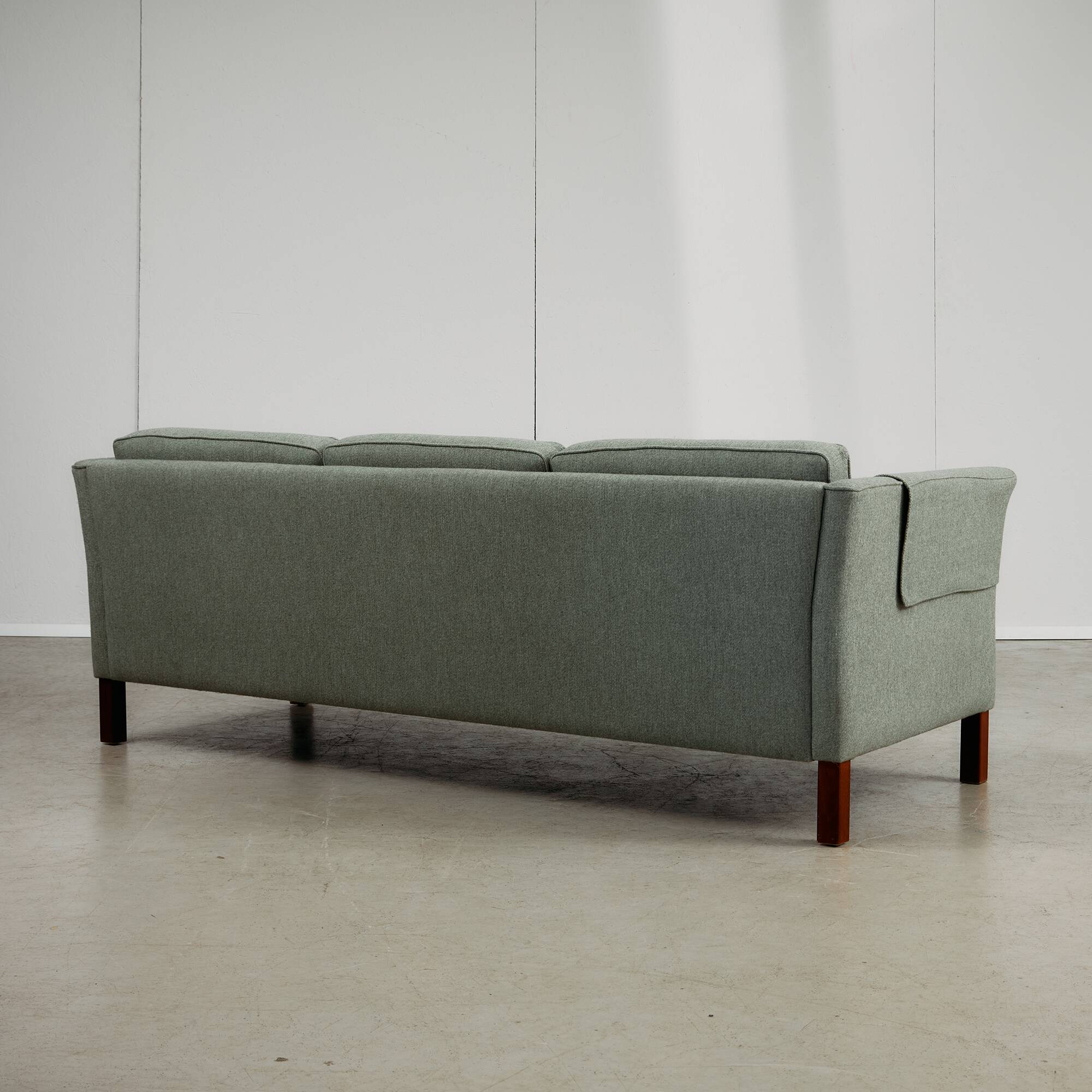 Canapé trois places en bois de cerisier du milieu du siècle