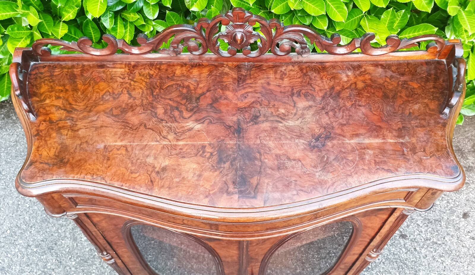 Napoleon III period display cabinet in rosewood.