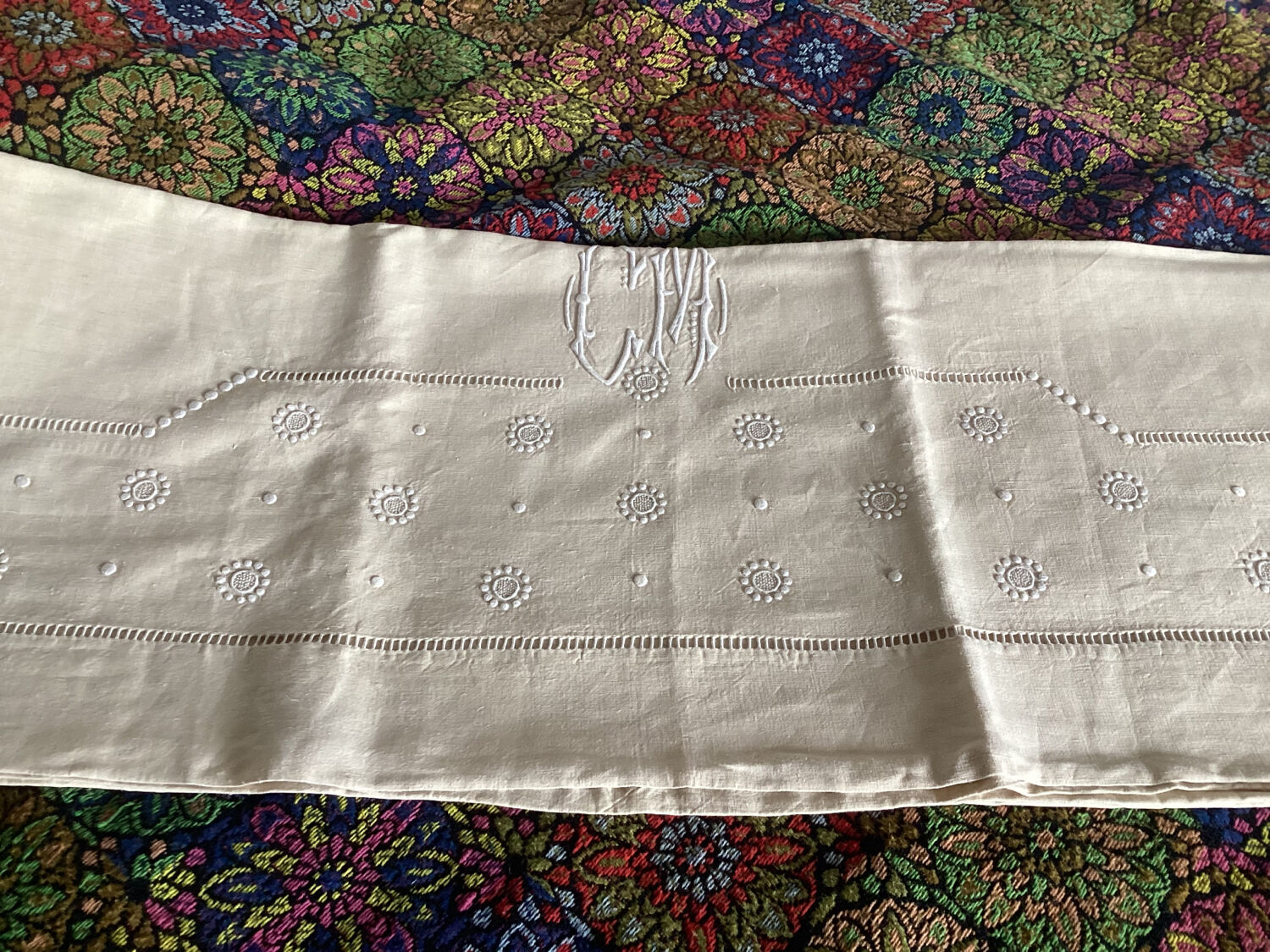Drap 2 personnes en métis avec bandeau à petits ronds brodé