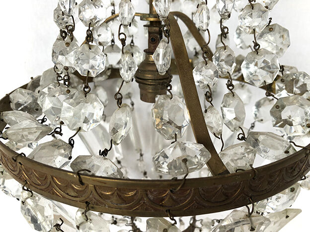 Small hot air balloon chandelier with grapevines