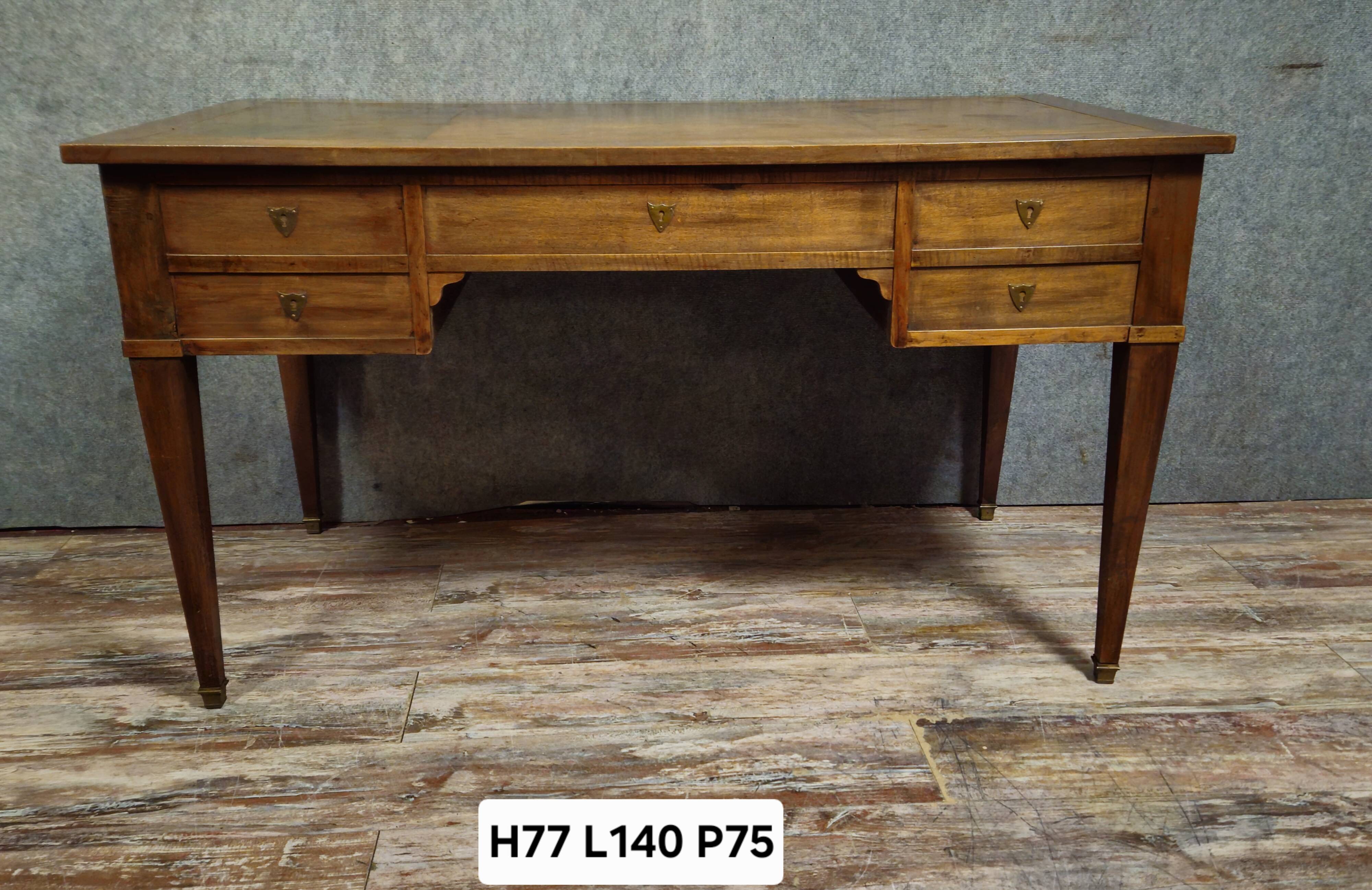 Flat desk from the Directoire period in walnut, 19th century work.