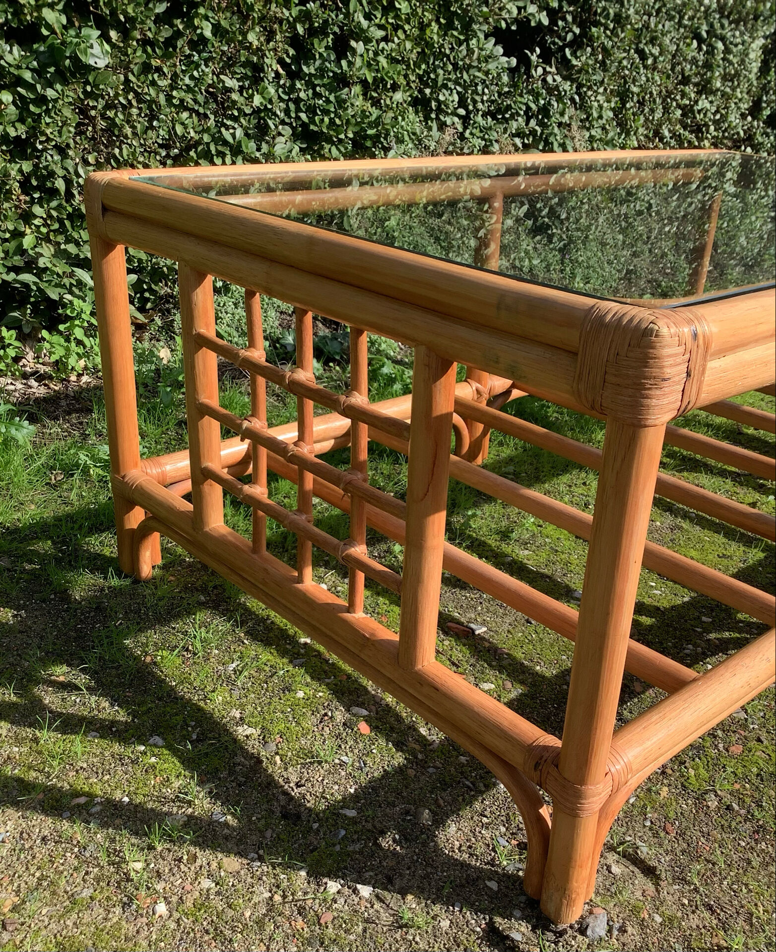Table basse vintage en rotin et verre