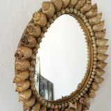 Mirror, face-to-hand seashells