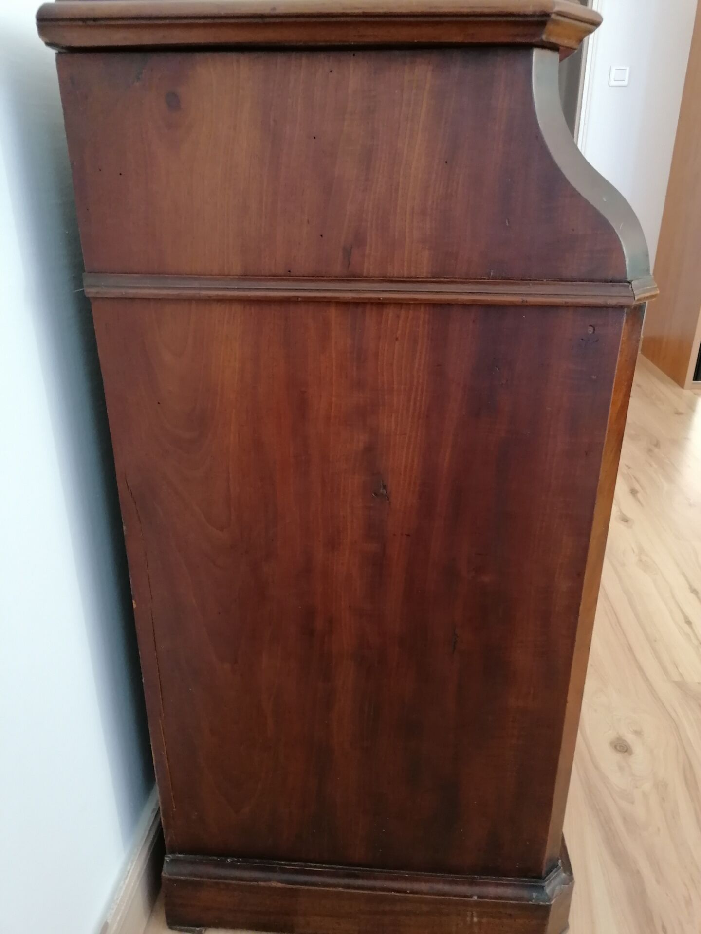 Old mahogany chest of drawers