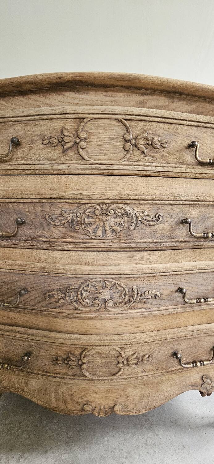 Louis XV style curved chest of drawers with 4 drawers in raw solid oak