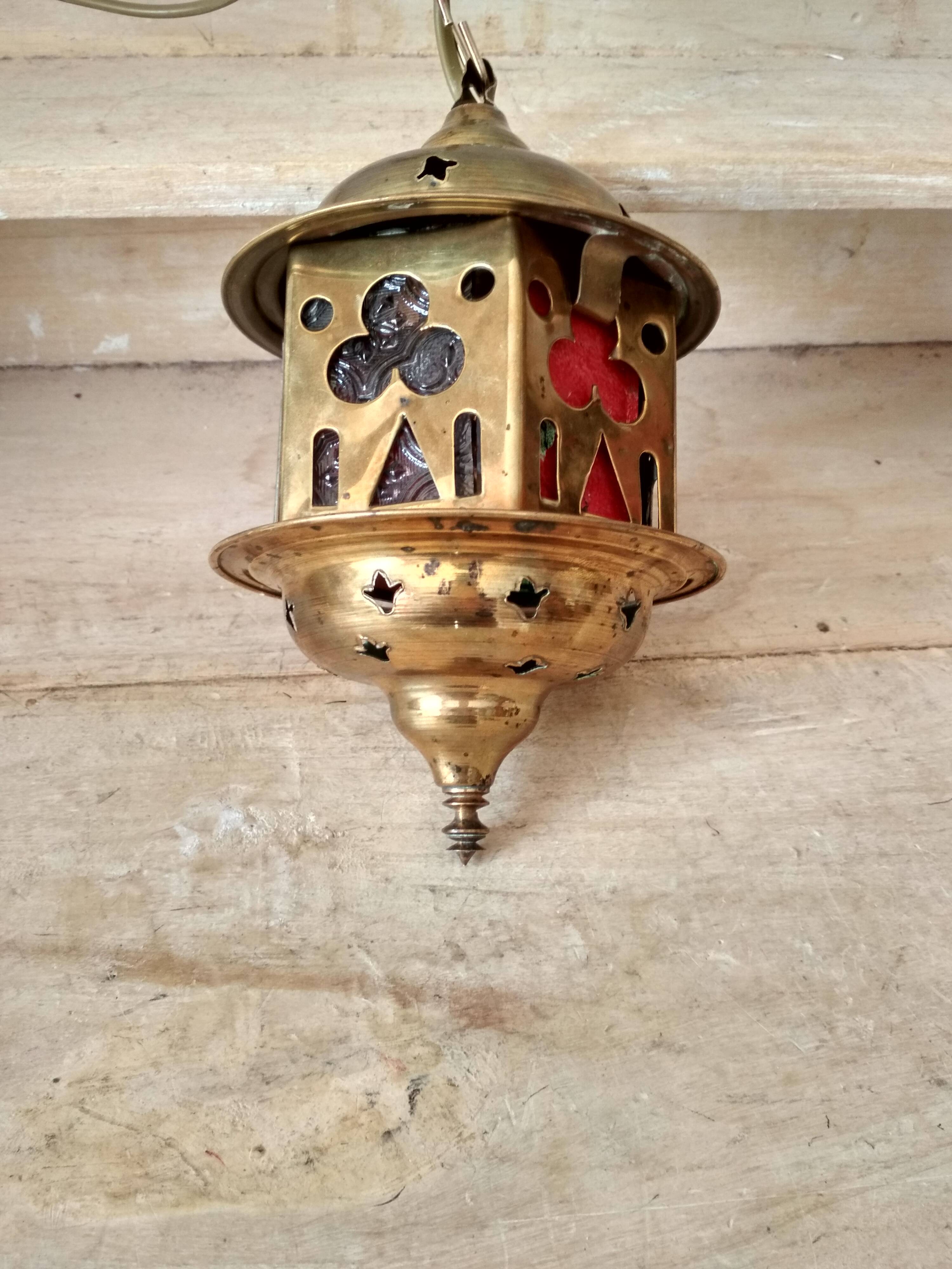 Suspension lantern in moucharabieh brass, colored windows
