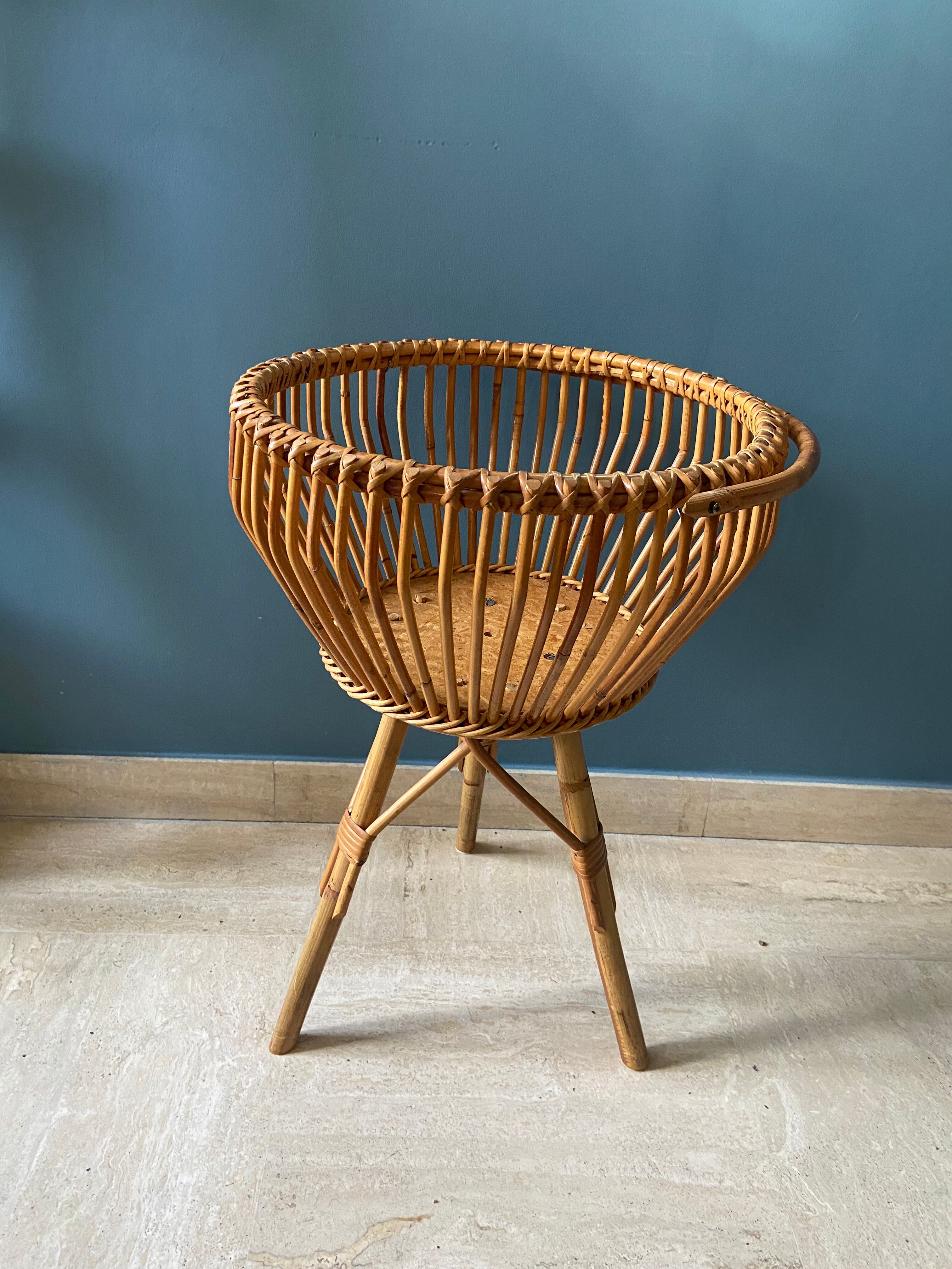 Porte plante ou revues en rotin vintage 1950