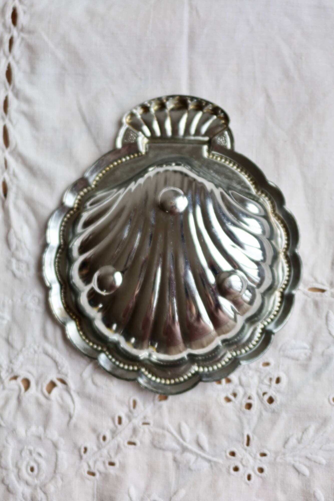 Vintage shell-shaped shiny silver-plated catchall.