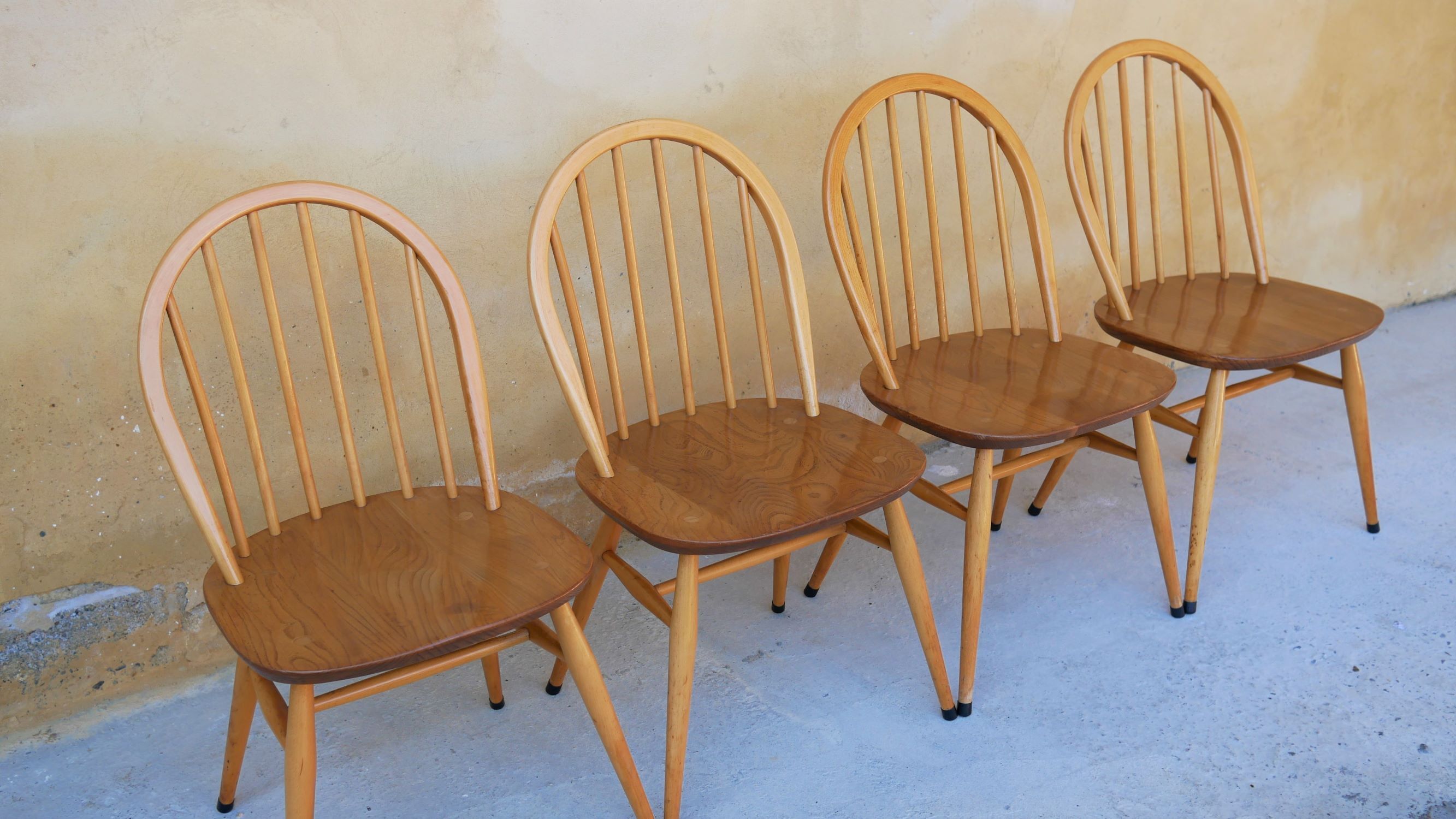 Série de 4 chaises « Windsor » par L. Ercolani pour les éditions Ercol