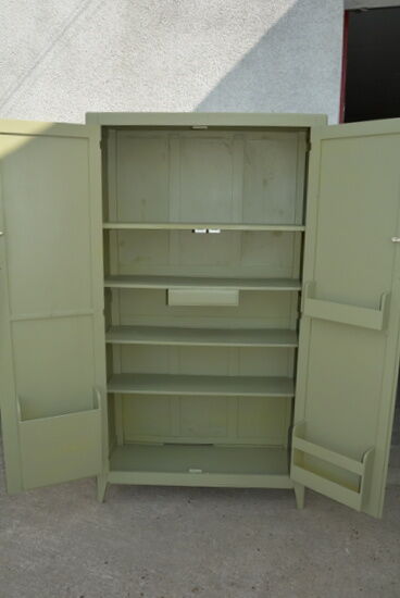 Armoire parisienne vert olive