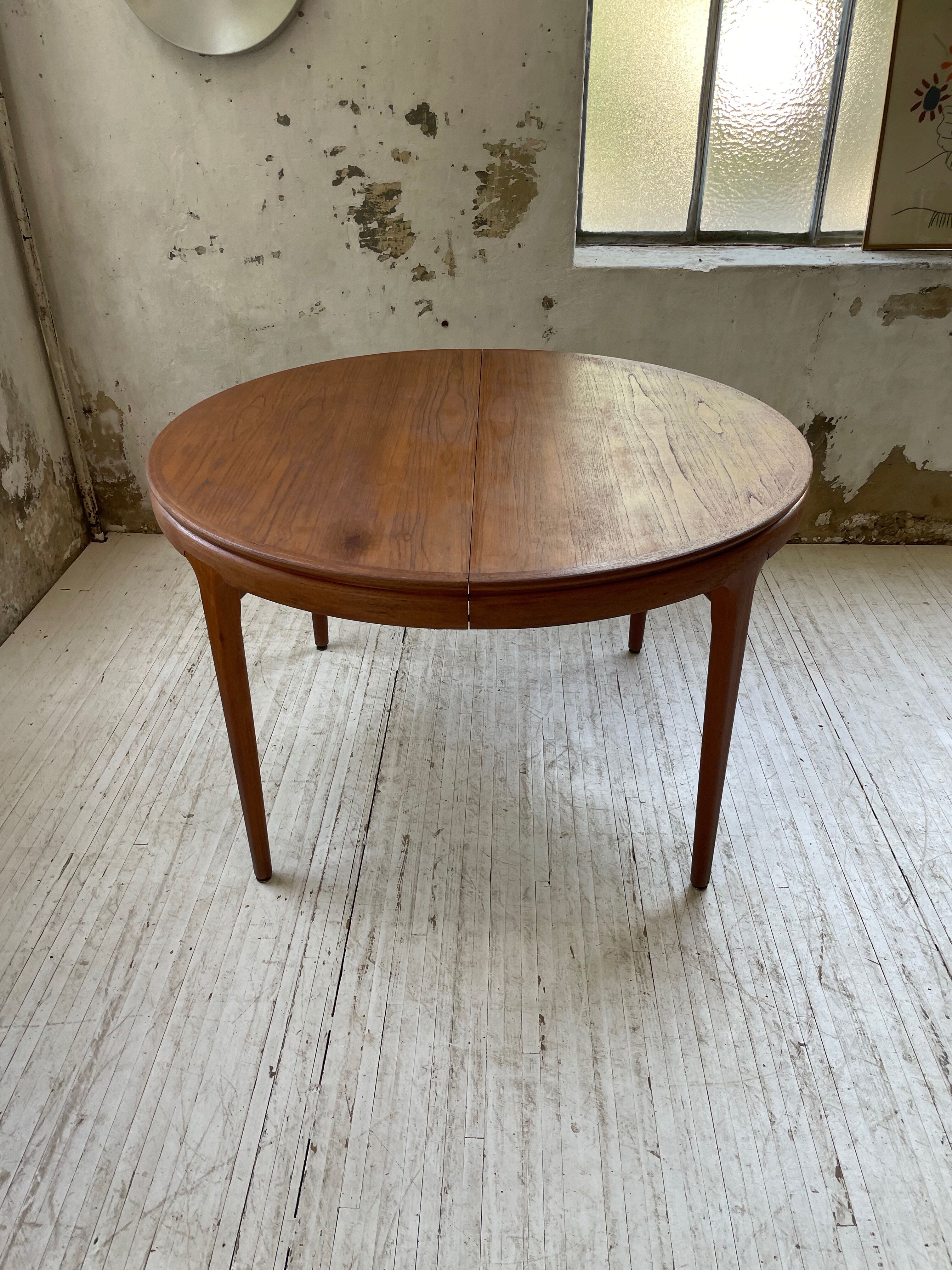 Round table 120-230 cm scandinavian samcom arne hovmand olsen