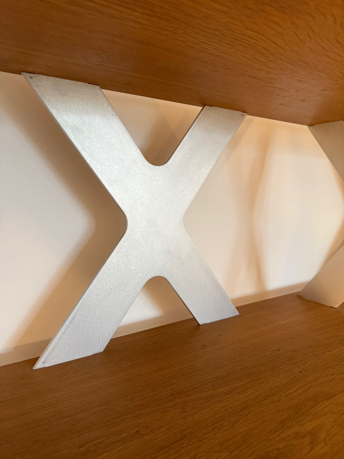 Designer shelf in solid oak and signed aluminium.