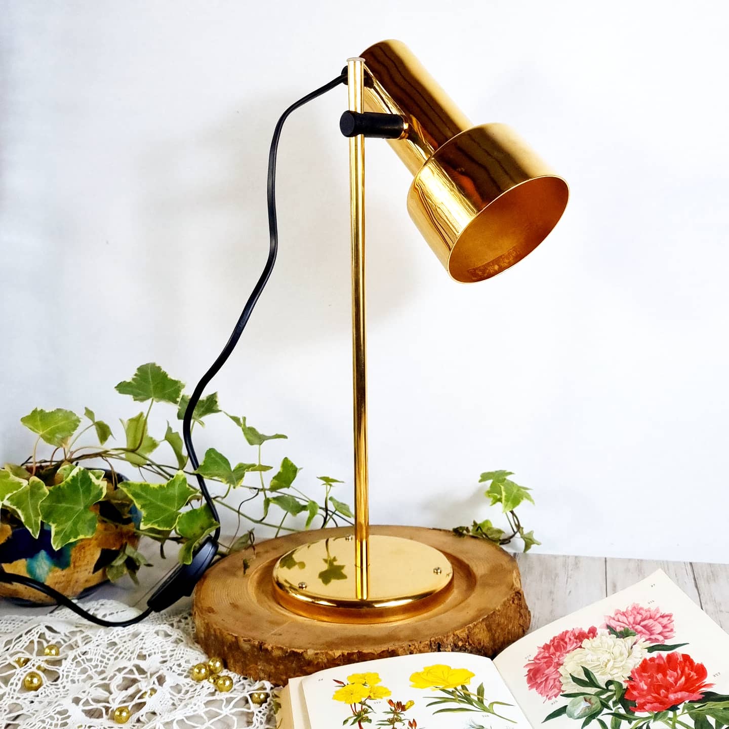 Adjustable lamp in gilded metal wooden base