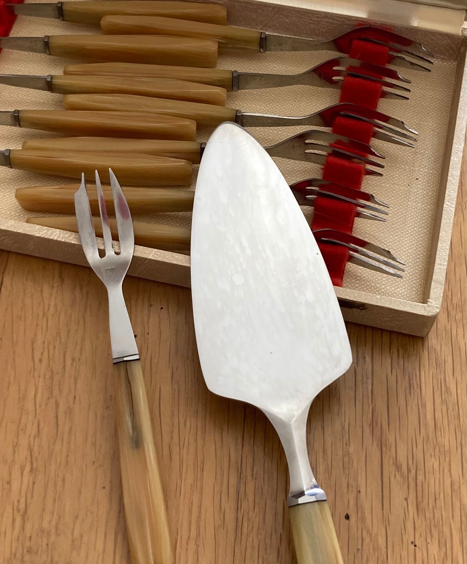 12 pie forks and 1 shovel