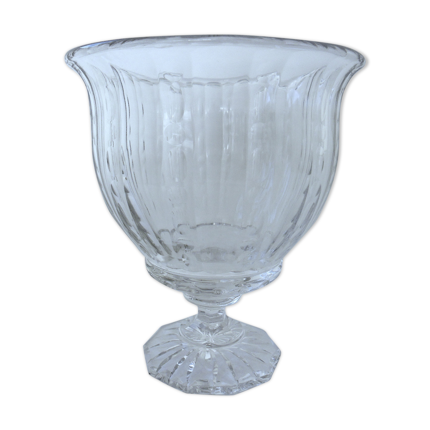 Crystal standing cup carved by Baccarat