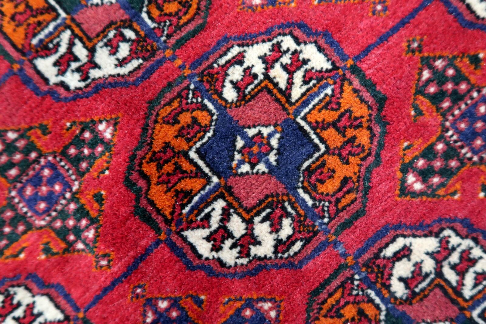 Tapis Vintage Tekke Turkmène Fait Main en Laine – Années 1960 – 126 x 188