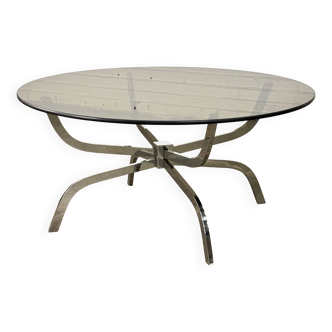 Table basse vintage avec plateau en verre fumé et structure chromée