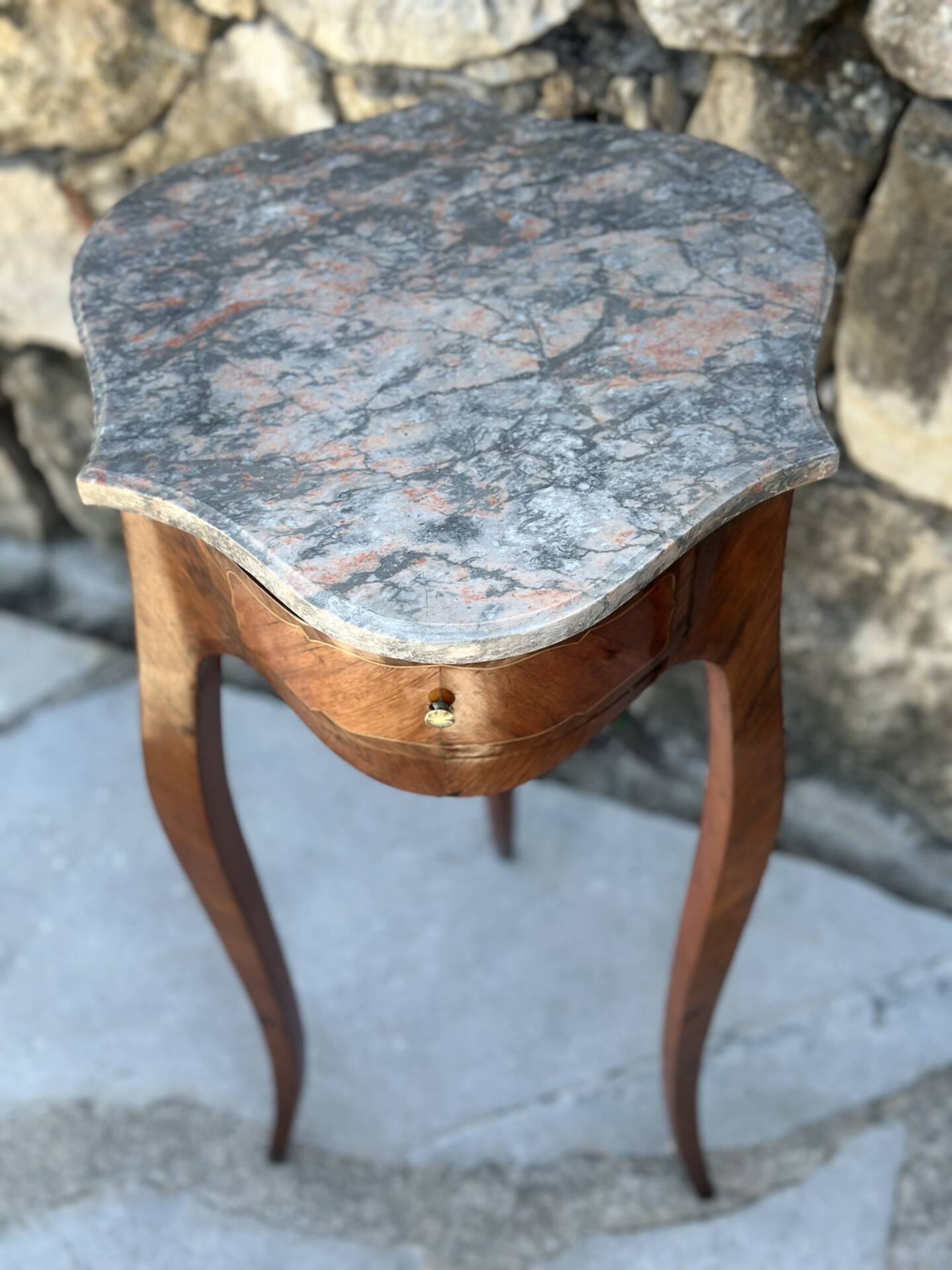 Table volante en Marqueterie de bois précieux de style Louis XV .