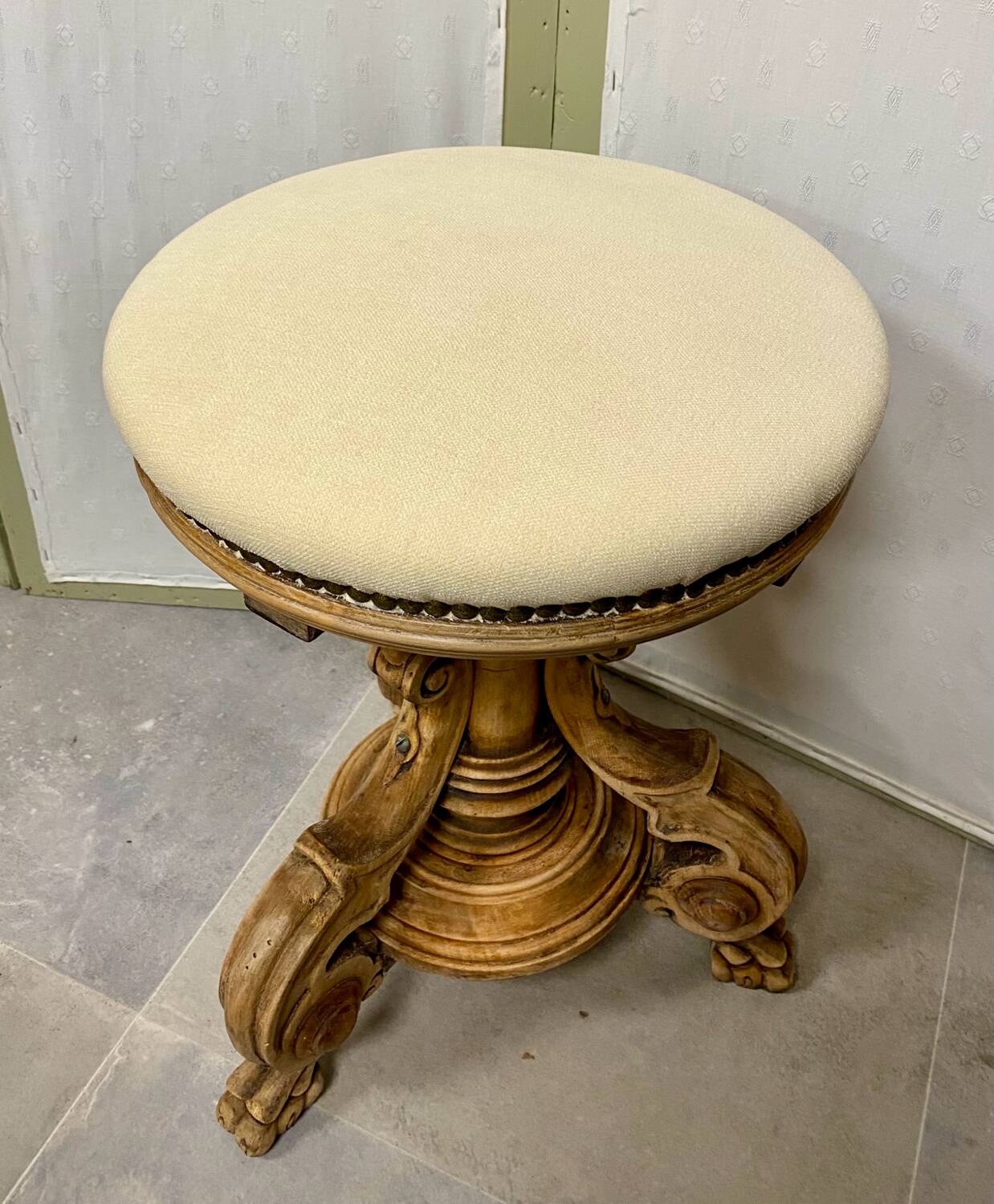 Piano stool