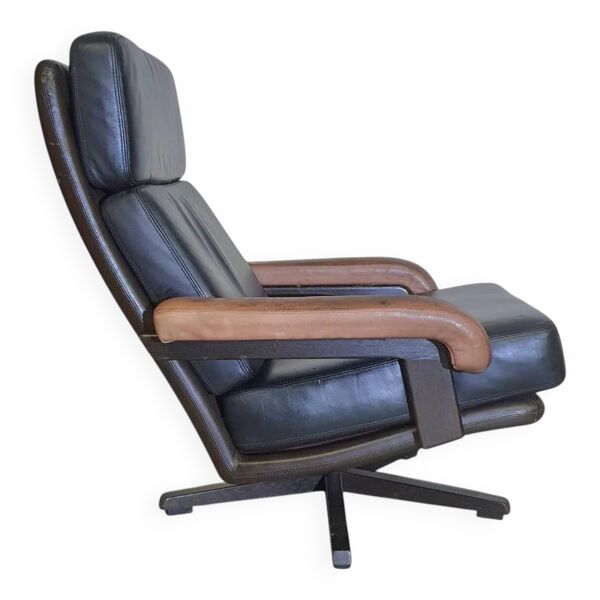 Magnifique fauteuil pivotant Leolux au design vintage, fabriqué en cuir marron / marron foncé / noir et cadre en bois