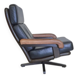 Beautiful vintage design Leolux swivel armchair, made in brown / dark brown / black leather and wooden frame