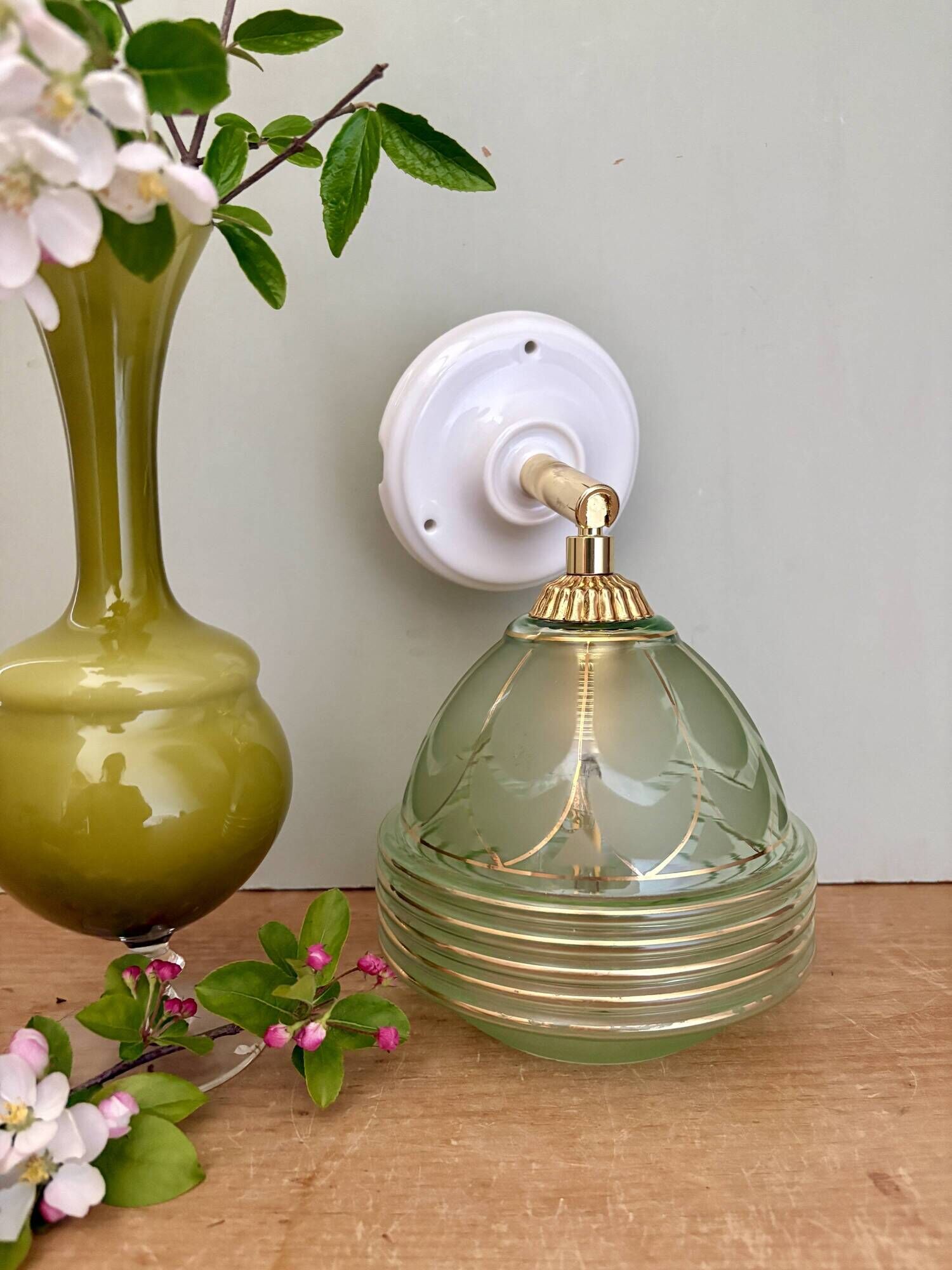Vintage art deco tulip wall lamp in green and gold glass