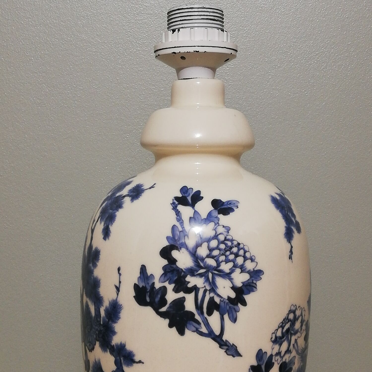 Ceramic lamp with Asian decoration with matching lampshade.