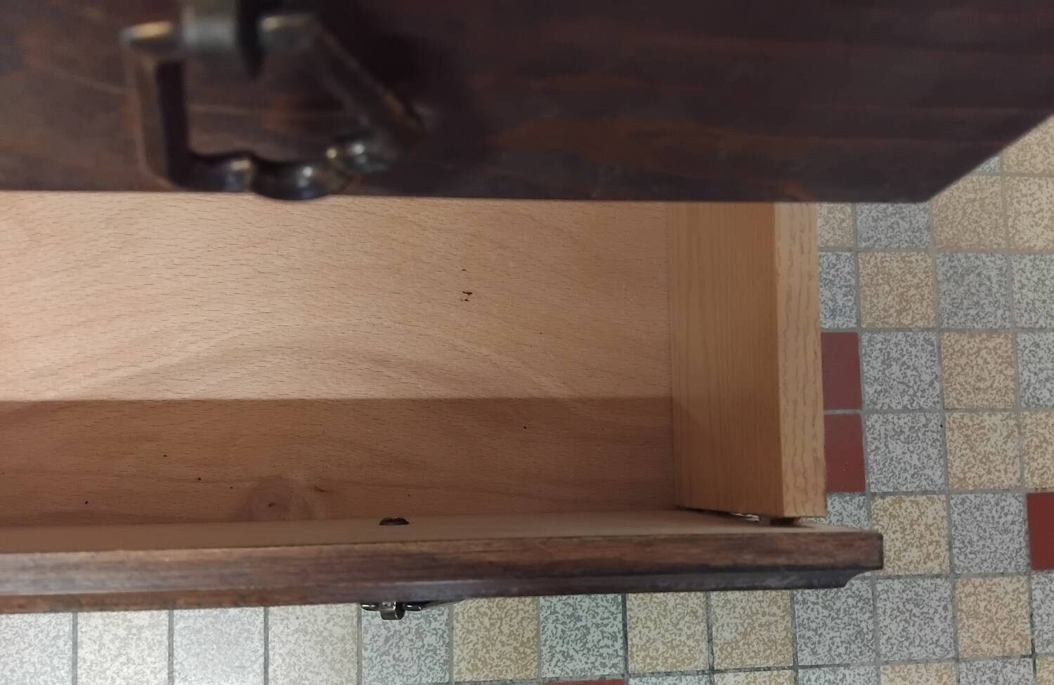 Antique wooden chest of drawers with 3 drawers