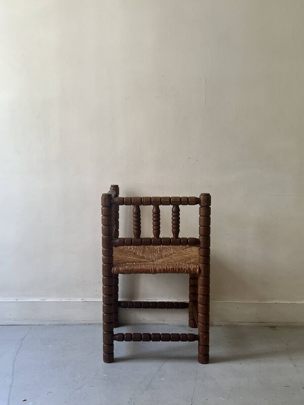 Chaise paillée d'angle ''coin de feu'' en bois tourné et perlé