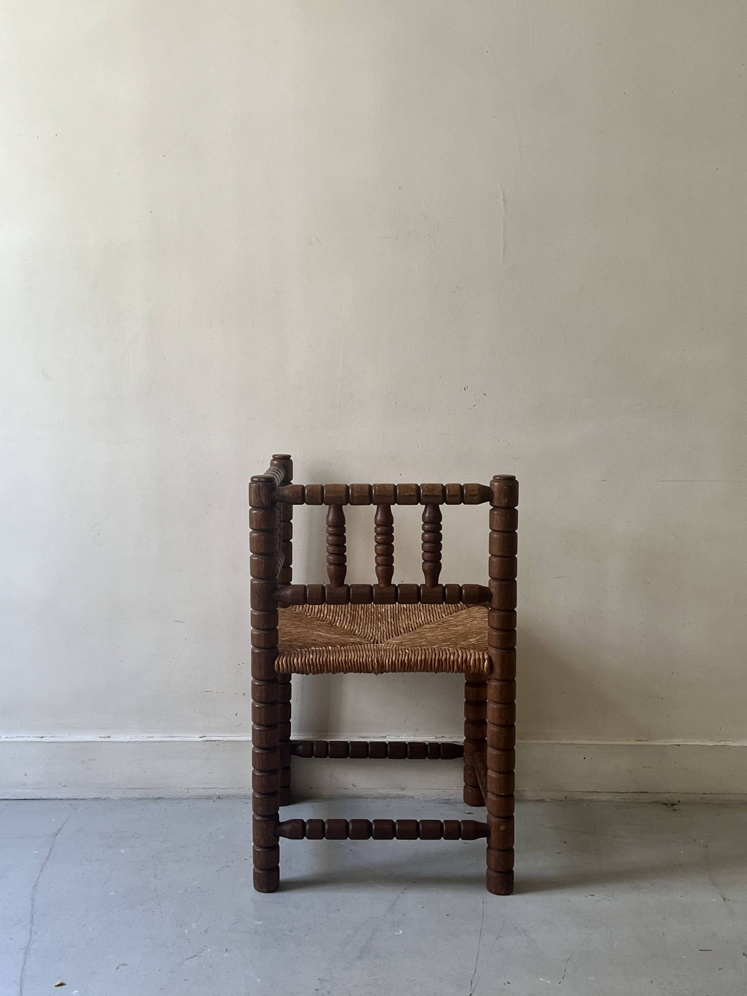 Chaise paillée d'angle "coin de feu" en bois tourné et perlé