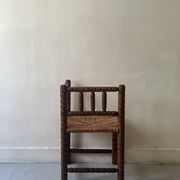 Chaise paillée d'angle "coin de feu" en bois tourné et perlé