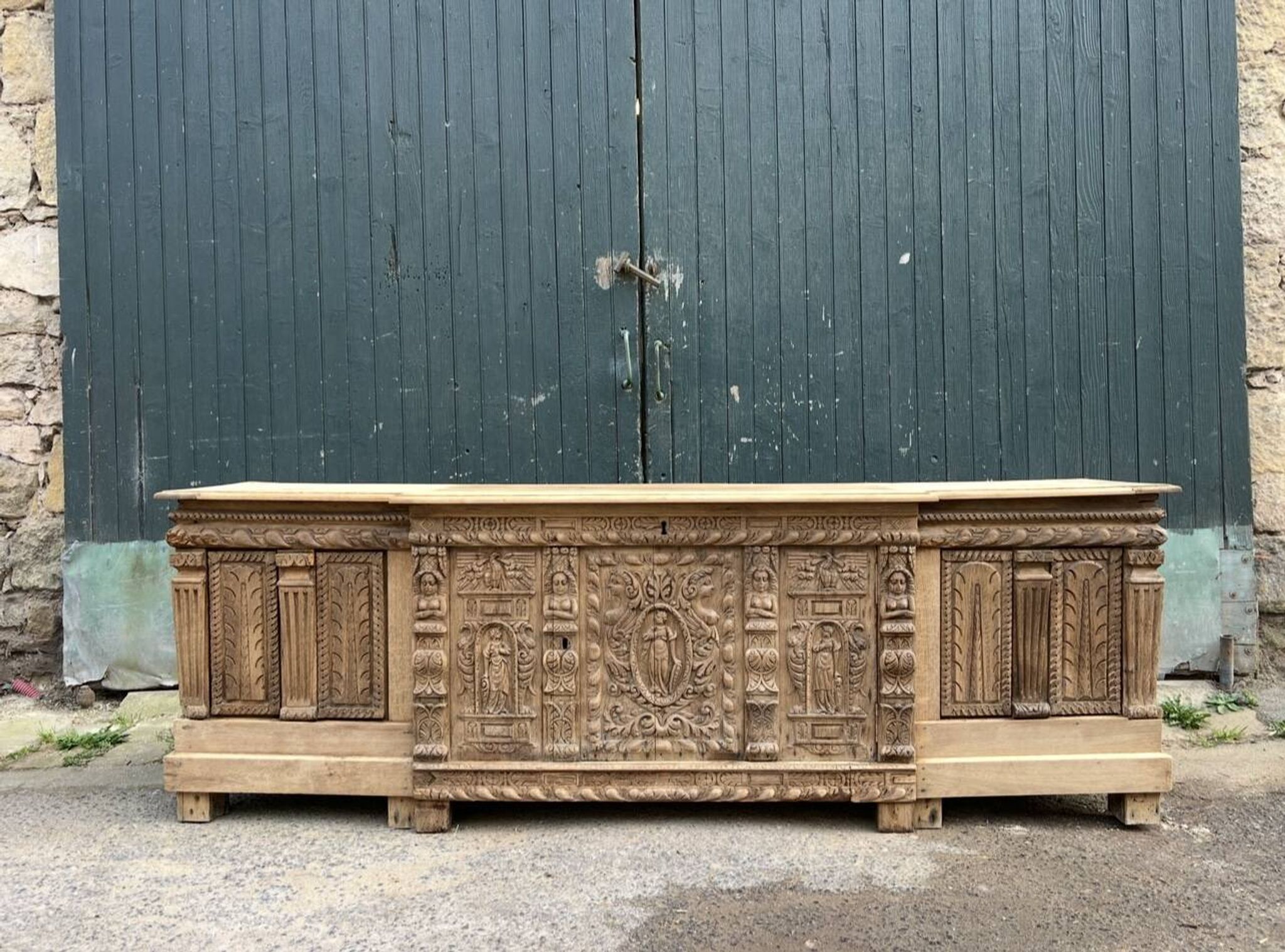 Grand Renaissance buffet in oak