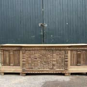 Grand Renaissance buffet in oak