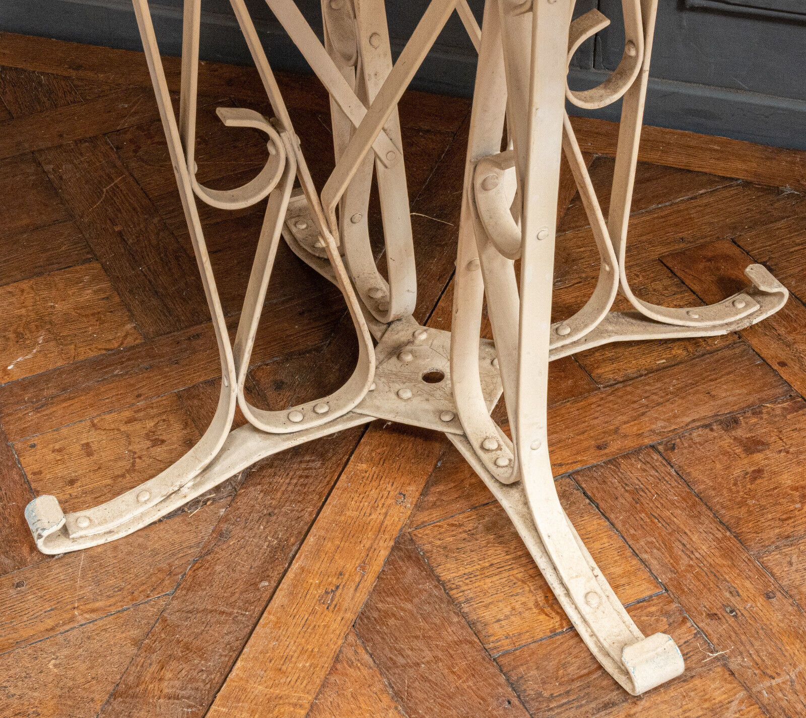 Table in painted sheet metal garden furniture ironwork 1950 base