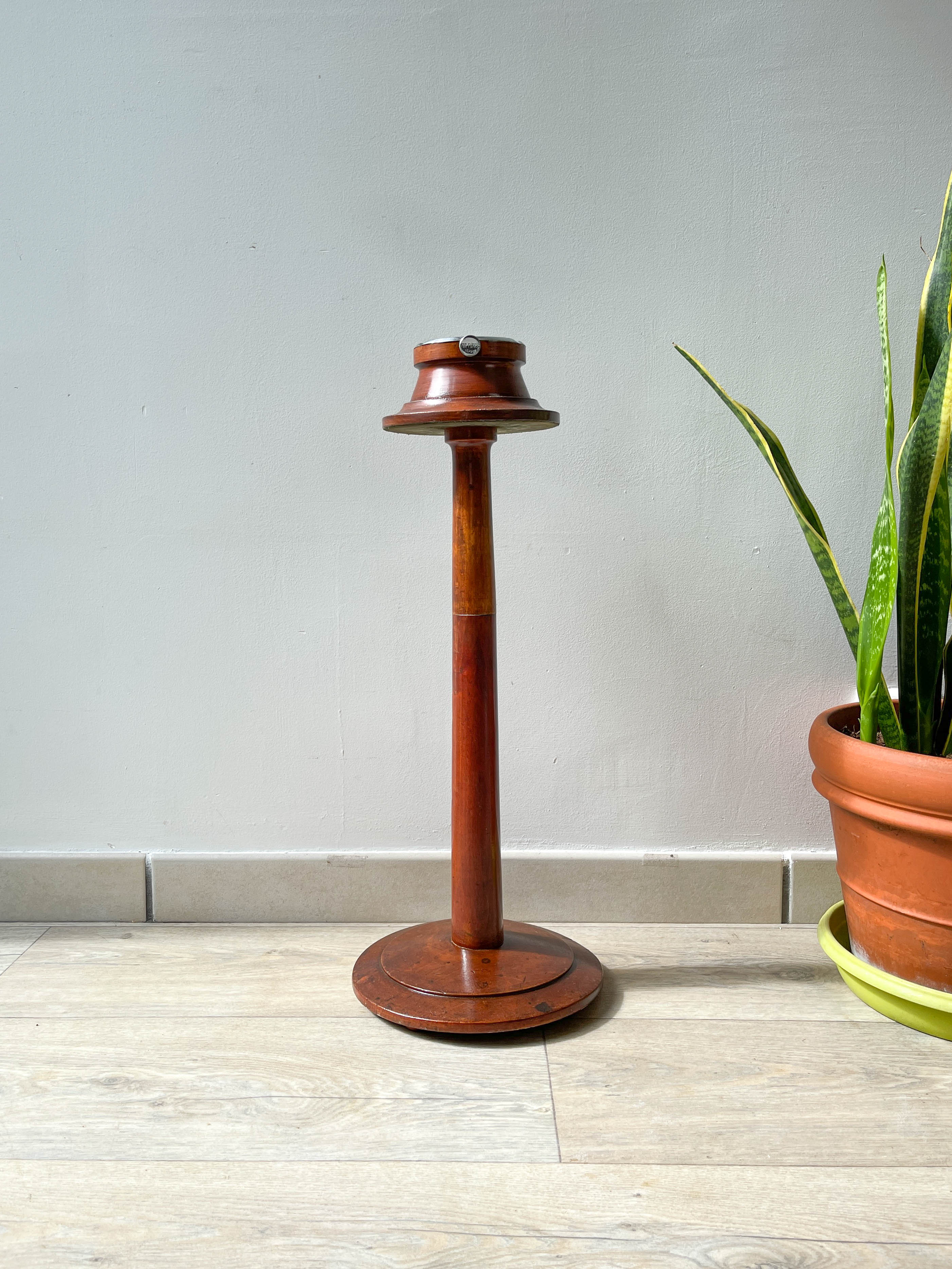 Wooden ashtray on foot 1960s par-fumee